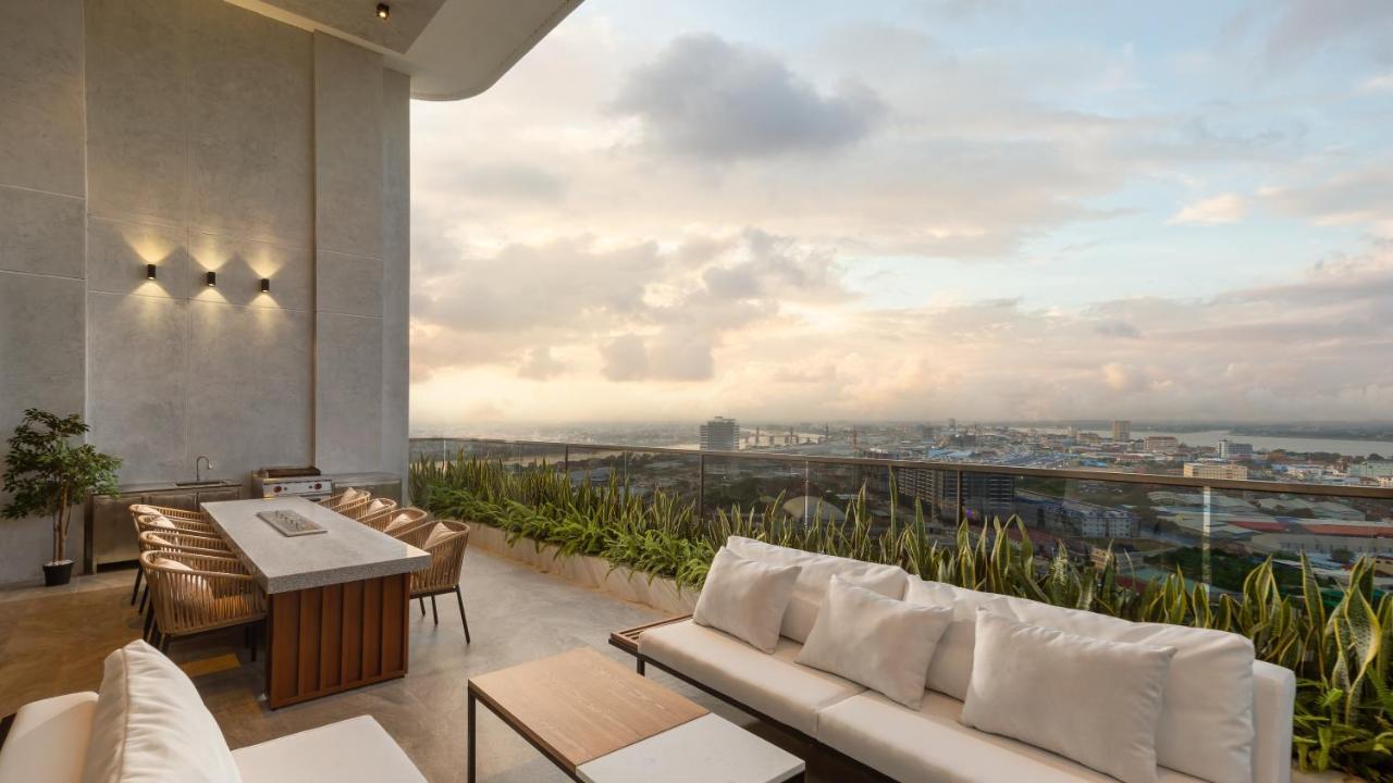 The Peninsula Phnom Penh Hotel Exterior photo