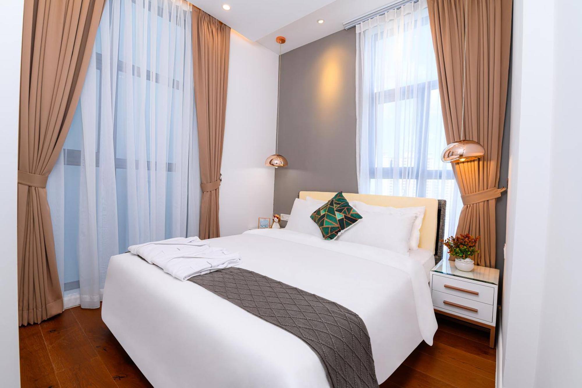 The Peninsula Phnom Penh Hotel Exterior photo